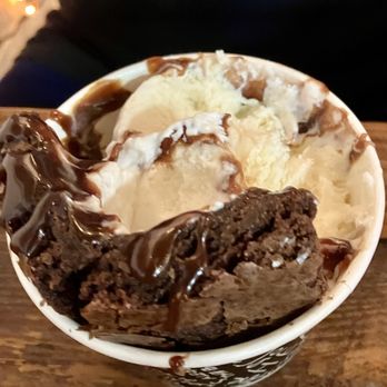The Baked Bear Georgetown - Brownie with vanilla ice cream, chocolate syrup, and whipped cream - Ice Cream & Frozen Yogurt Near Me - Georgetown, Texas