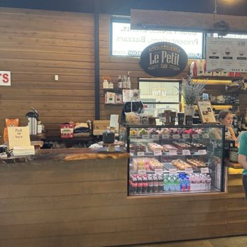 Le Petit Café - Counter - Food Trucks Near Me - Troutdale, Oregon Le Petit Café - Counter - Food Trucks Near Me - Troutdale, Oregon