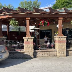 Fast Eddie's Pizza - Cute outside dining under a pergola.