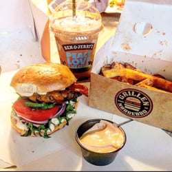 Grillen Nørrebro - John Doe burger, chillifries, chilimayonnaise og "Chokolate fudge brownie" milkshake.