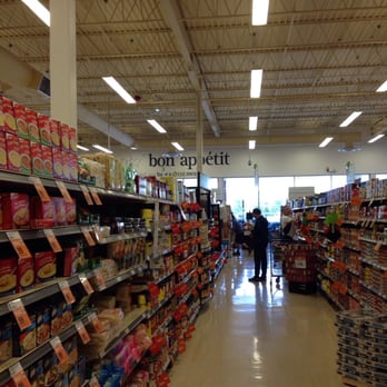 Provigo - people shopping in a grocery store - Grocery Near Me - Verdun, Quebec Provigo - people shopping in a grocery store - Grocery Near Me - Verdun, Quebec