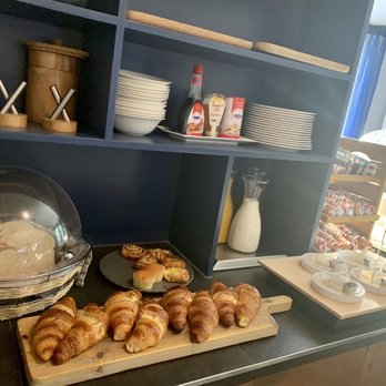 No. 377 House - Continental Breakfast buffet - Hotels Near Me - Amsterdam, New Hampshire
