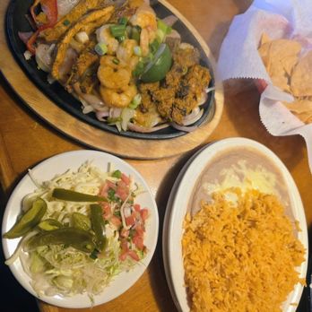 Sagebrush Cantina - Fajitas rice and beans - Mexican Near Me - Fenton, Michigan