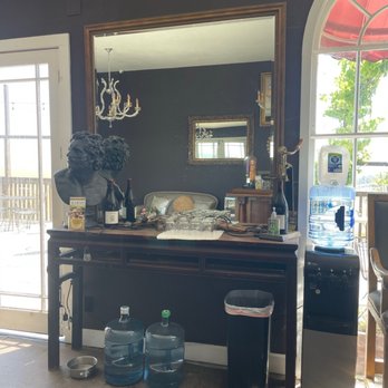 Karah Estate Vineyard - Tasting room - Wine Tasting Room Near Me - Cotati, California