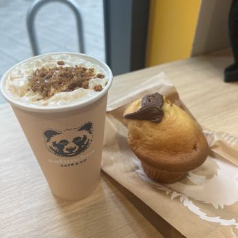 Columbus Cafe and Co - Bear latte and chocolate hazelnut muffin - Cafes Near Me - Toronto, Ontario Columbus Cafe and Co - Bear latte and chocolate hazelnut muffin - Cafes Near Me - Toronto, Ontario