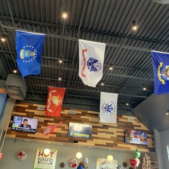 Fuddruckers - Inside decor - American Near Me - Norfolk, Virginia