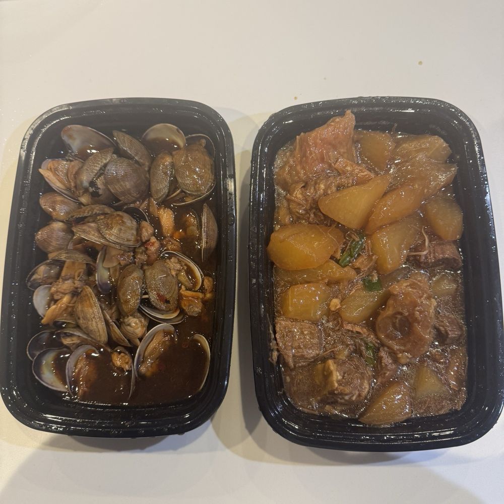 Ken Kee - Clams with black bean sauce, Beef Brisket and Tendon casserole - Seafood Near Me - Chicago, Illinois Ken Kee - Clams with black bean sauce, Beef Brisket and Tendon casserole - Seafood Near Me - Chicago, Illinois