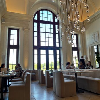 The Dining Room at RH Indianapolis - New American Near Me - Indianapolis, Indiana The Dining Room at RH Indianapolis - New American Near Me - Indianapolis, Indiana