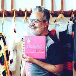 Loja Ronaldo Fraga - Ronaldo Fraga no lançamento de um livro que ilustrou, na flagship da Savassi