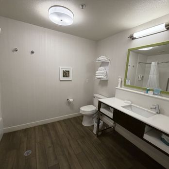 Hampton Inn Eugene - Large restroom - Hotels Near Me - Eugene, Oregon