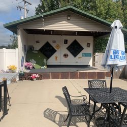 Mel's Diner - Outdoor Stage and Seating