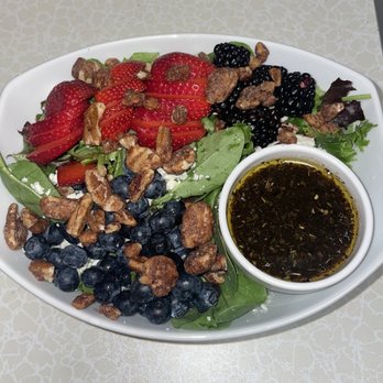 Case Quattro Winery - Summer Salad - Wine Bars Near Me - Blakely, Pennsylvania
