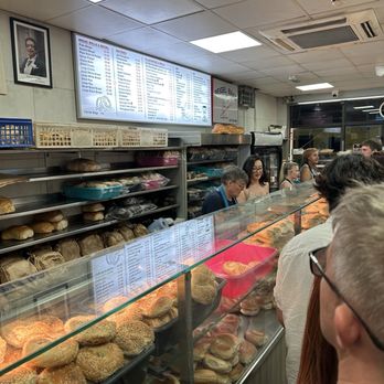 Beigel Bake - The queue - Bakeries Near Me - London, XGL Beigel Bake - The queue - Bakeries Near Me - London, XGL
