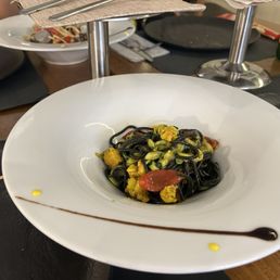 Spaghetti neri con scampi, zafferano e flori di zucca Spaghetti neri con scampi, zafferano e flori di zucca