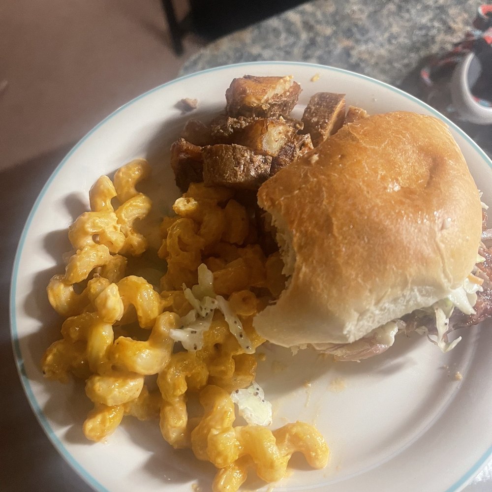 Pulled pork sandwich with Mac and mustard potatoes Pulled pork sandwich with Mac and mustard potatoes