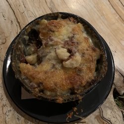 El Vergel - Mac and cheese with gruyere and red wine oxtail