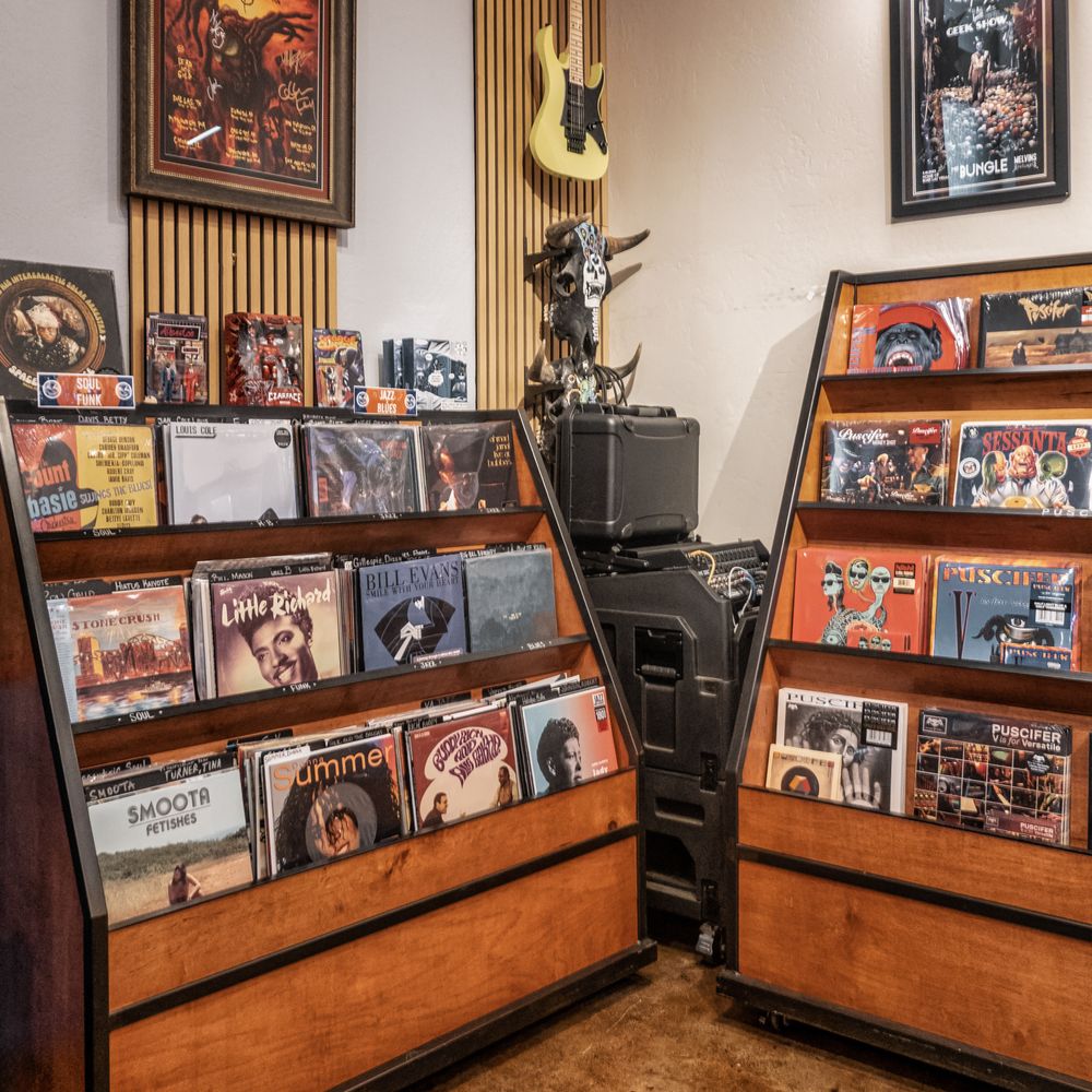 Queen B Vinyl Cafe - Wine Bars Near Me - Cottonwood, Arizona