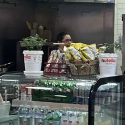 Crepes de Paris - No hairnets
