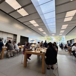 Apple Victoria Gardens
