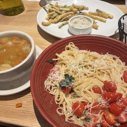 I could feel the love in the food! This is the roasted tomatoes and olive oil pasta with the minestrone soup
