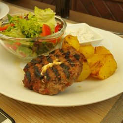 El Greco - Trockene lieblose Bifteki mir kalten Kartoffel und "griechischen Salat" der ohne Feta, ohne Olive ohne Griechenland.