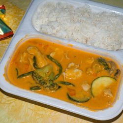 Asia Sky - #111 Mango Curry mit Hühnerfleisch (mit Brokkoli, Paprika, Zucchini, Karotten, Champignons, grünen Bohnen) und gekochtem Reis 12€ (Abholung)