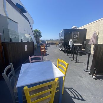 Petros Kafe - Outdoor seating - Cafes Near Me - Los Angeles, California