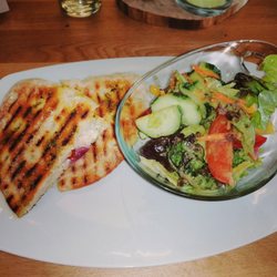 DER PILATUSHOF - Gegrilltes Fladenbrot mit Tomate Mozzarella und gemischtem Salat