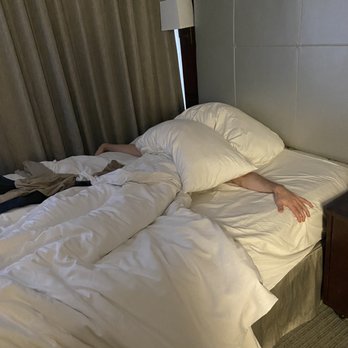 Club Quarters Hotel Faneuil Hall, Boston - This is their "Queen". Lies lies. One thin person can barely fit. Notice how the window is next to the bed. He could barely get out. - Hotels Near Me - Boston, Massachusetts