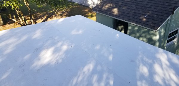 Straight Edge Builders and Roofers Logo