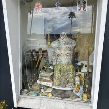 Cherry Moon - Another front window display - Thrift Stores Near Me - Laguna Beach, California Cherry Moon - Another front window display - Thrift Stores Near Me - Laguna Beach, California