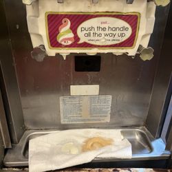 Menchie's Frozen Yogurt - Yogurt dispenser