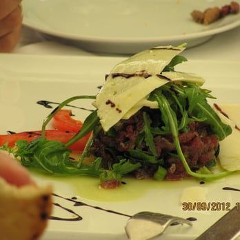 Mainpromenade - Thunfisch-Tatar an Rucola mit Parmesan - Greek Near Me - Offenbach, HE