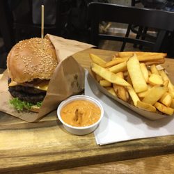 Beef'd - Chilli Cheese Burger als Menü mit belgischen fritten und Coca-Cola
