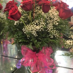 Harris Bouquet - These are roses arranged in a vase.
