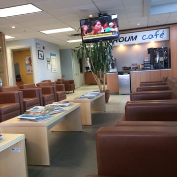 Mazda de Laval - Comfortable wait area - Auto Repair Near Me - Laval, Quebec