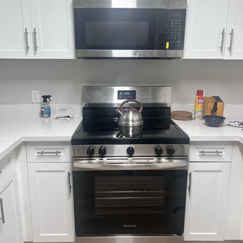 K Street Flats - New stainless steel appliances, new stove, new microwave yesssss and new quartz counter tops yesss Can't forget about the new cabinets - Apartments Near Me - Berkeley, California