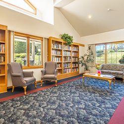 Ingleside Communities - Library and living room in independent living