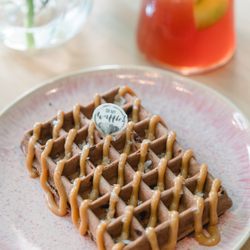 OMW! Das kleine Café! - Salted Caramel auf unserem Double Choco-Teig. Eine perfekte Kombination. Und dazu ein hausgemachter Eistee.