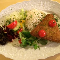 Broccoli-Nussecke mit Reis und Salatbeilage. Mmmmmmh...