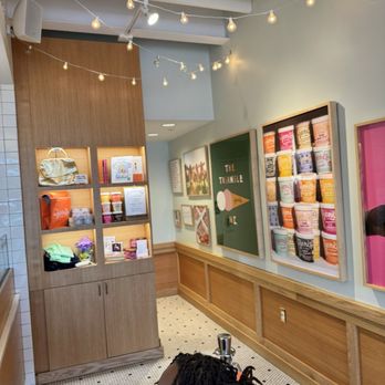 Jeni's Splendid Ice Creams - Decor - Ice Cream & Frozen Yogurt Near Me - Raleigh, North Carolina
