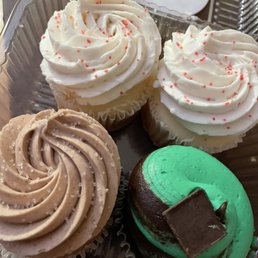 November 2022 cupcake specials. Top 2, white chocolate cranberry. Bottom left, cinnamon apple. Bottom right, chocolate mint. November 2022 cupcake specials. Top 2, white chocolate cranberry. Bottom left, cinnamon apple. Bottom right, chocolate mint.