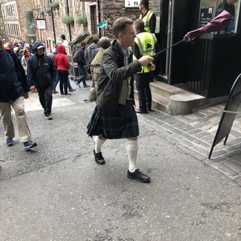Edinburgh Castle - Tour guide dressed for the occasion - Landmarks & Historical Buildings Near Me - Edinburgh, EDH Edinburgh Castle - Tour guide dressed for the occasion - Landmarks & Historical Buildings Near Me - Edinburgh, EDH