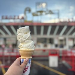 Leon's Frozen Custard - 5-scoop vanilla cone
