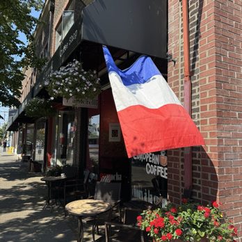 Panterelli - Lovely street tables - Patisserie/Cake Shop Near Me - Seattle, Washington