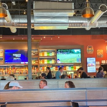 BJ's Restaurant & Brewhouse - Bar across the restaurant - Pizza Near Me - Albuquerque, New Mexico