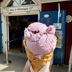 Glass & Våffelstugan - Svarta Vinbār Glass (Black Currant Ice Cream); IG: katzlundell
