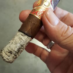 Lucas Pipe & Tobacco - An My Father El Centurion grande Toro , Look at that ash it just wont fall off which is the mark of a great smoke.