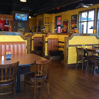Zaxbys - Very cleanly restaurant, I just don't know why no one was here at lunch hour - Fast Food Near Me - San Marcos, Texas