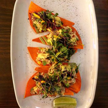 Hugo's Invitados - Smoked salmon nachos - Seafood Near Me - Irving, Texas